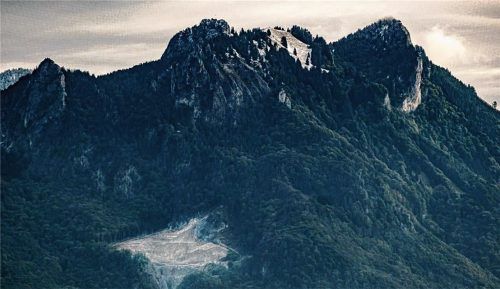 Der Steinbruch am Heuberg im Gemeindebereich Nußdorf. Das Rohrdorfer Zementwerk als Betreiber hat eine Erweiterung beantragt. Verschiedene Organisationen, darunter die Bürgerinitiative „Rettet den Heuberg“, wehren sich dagegen. Foto Thomae