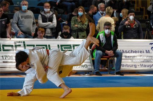 Der Töginger Muhamed Tachaev kontert im Finale mit O-Soto-Gare gegen Felix Winter aus Großhadern. Foto Jennifer Skroblin