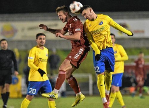 Der TSV 1860 Rosenheim (links Christoph Fenninger) ist an diesem Wochenende nicht im Einsatz, in der Fußball-Regionalliga soll aber noch gespielt werden.Foto Hans-Jürgen Ziegler