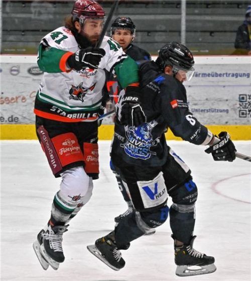Der überragende Brad Snetsinger im Zweikampf mit dem Landsberger Marc Krammer. Foto Thorsten Jordan