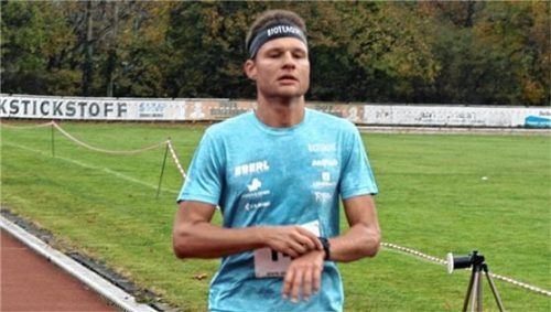 Der Unterwössener Triathlet Julian Erhardt war der schnellste Läufer beim 34. Trostberger Alzauenlauf.Fotos Müller