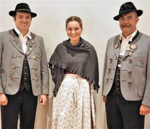 Der Vorstand, bestehend aus (von links) Gaumusikwart Thomas Weinzierl, der neu gewählten Stellvertreterin Regina Lederer und Vorsitzendem Pankraz Perfler.Foto re