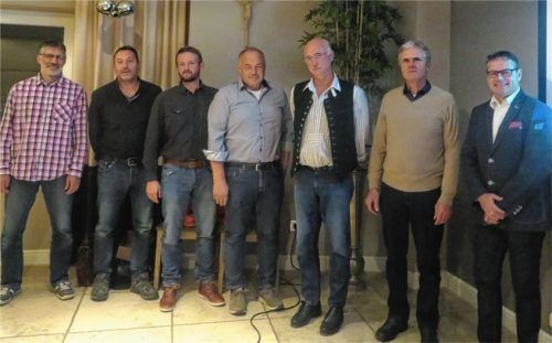 Der Vorstand der Schreinerinnung: (von links) Albert Kain, Michael Grasser, Stefan Mooshuber, Franz Moosmeier, Arno Meyer, Karl Strotzer und Markus Saller. Foto Rath