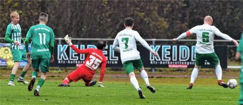 Die 1:0-Führung für den SB Rosenheim durch den 20-jährigen Lukas Starringer (links), der flach ins lange Eck des Brunnthaler Tores traf. Foto Hans-Jürgen Ziegler