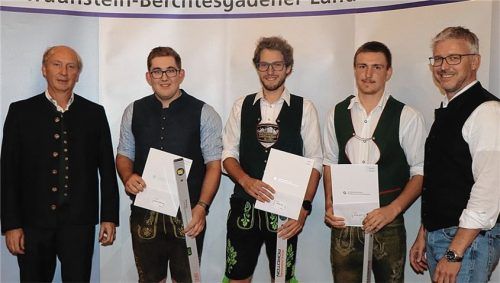 Die Besten der Gesellenprüfung der Bau-Innung (von links) mit Obermeister Bernhard Fuchs: Florian Schönsmaul, Markus Ponn und Matthias Xaver Gruber sowie dem Obermeister-Stellvertreter Hans-Peter Kaindl.Foto  Wittenzellner