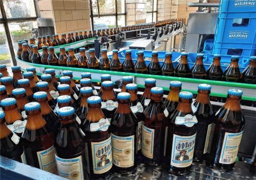 Die Bierflaschen werden erst gereinigt, dann befüllt und etikettiert. Viele kleine Brauereien verkaufen nur Bier. Der Steuererlass auf die nach der Gärung zugefügten Zutaten zu Biermischgetränken erleichtert sie also nicht.Foto Hadersbeck