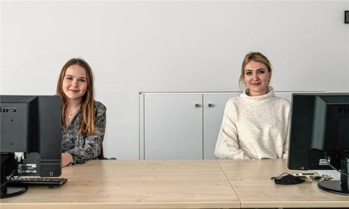 Die Daten der Bürger in Kolbermoors Stadtverwaltung sind sicher. Dafür sorgen Myriam Steinberger (links) und Katrina Mehrmann als Datenschutzbeauftragte der Stadt. Foto Thomae