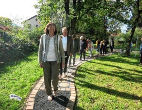 Die Einweihung des Barfußpfads übernahmen (von links) Gertraud Jerger, Zweiter Bürgermeister Wolfgang Rechenauer sowie weitere Barfußläufer.Foto Ruprecht