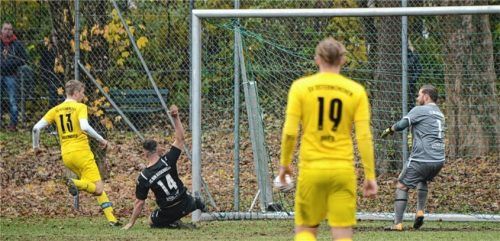 Die Entscheidung: Jonas Hintermayer (13) trifft für Ostermünchen zum 3:1. Foto  Franz Ruprecht