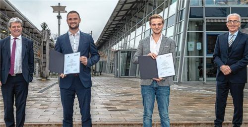 Die ersten Preisträger des Innovationspreises der TH Rosenheim sind Michael Sigrüner (Zweiter von links) und Markus Mühlbacher (Dritter von links). Stolz auf die wissenschaftliche Kreativität des Nachwuchses sind Hochschulpräsident Heinrich Köster (links) und Gerald Rhein, Vorstandsvorsitzender des Seeoner Kreises. Foto Thomae