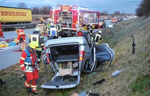 Die Feuerwehr Erharting war im Einsatz, als sich ein Auto auf der A94 überschlagen hatte und der Fahrer aus dem Wagen befreit werden musste. Dazu braucht die Wehr eine gute Ausrüstung, über die der Gemeinderat derzeit diskutiert. Foto fib/eß