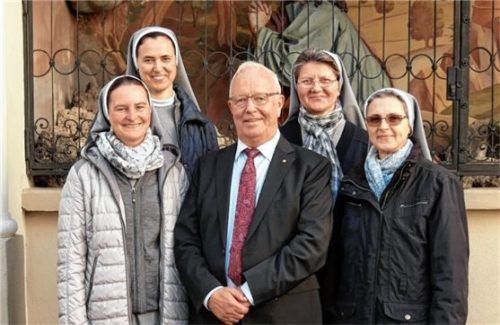 Die Franziskusschwestern (von links) Tatjana, Cristiana, Adriana und Clara mit dem Vorsitzenden des Hauspflegevereins, Anton Heindl.Foto re
