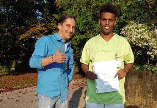 Die Freude über den Ausbildungsplatz ist groß beim jungen Daud aus Somalia (rechts) und Alexander Luthner (links).