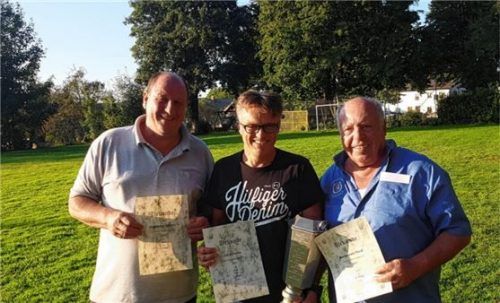Die Gewinner der Dorfmeisterschaft (von links) Robert Hofstetter (Dritter), Günther Ott (Erster) und Ferdl Bunjewatz (Zweiter)Foto re