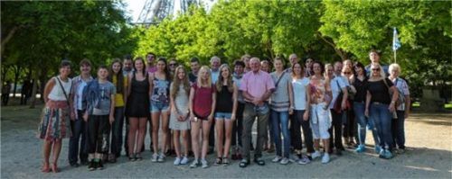 Die Halfinger bei der vergangenen Besuchsfahrt vor dem Eiffelturm. Foto Böck