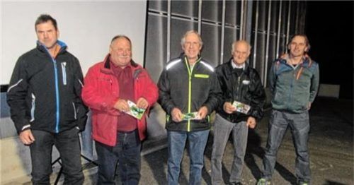 Die Jagdgenossenschaft Söchtenau/Schwabering traf sich zur Hauptversammlung: (von links) stellvertretender Vorsitzenden Martin Kronast, die Geehrten Josef Maier, Peter Dangl sowie Peter Maier und Vorsitzender Johann Hundhammer. Foto re