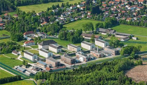 Die Justizvollzugsanstalt Bernau ist eine der größten in Bayern. Die Gebäude sind zum Teil in die Jahre gekommen und müssten modernisiert werden, Foto Berger