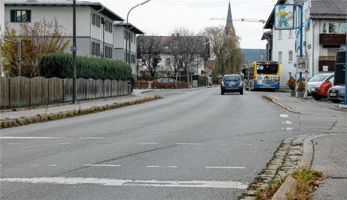 Die lange Gerade in Pfaffenhofen soll durch einen begrünten Straßenteiler unterbrochen werden. Auch in Hinblick auf die Schulwegsicherheit soll damit die Geschwindigkeit der Verkehrsteilnehmer reduziert werden. Foto Heinz