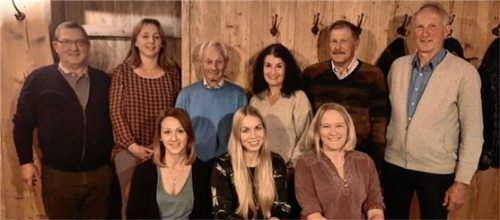 Die neuen und die ausscheidenden Vorsitzenden des St. Leonhardvereins: (hinten, von links) Georg Neumayr, Sandra Mayr, Otto Stangl, Annemarie Obermaier, Franz Mühlbauer und Karl Neumayr sowie (vorne, von links) Maria Sixt, Kerstin Schuster und Melanie Dangl.Foto re