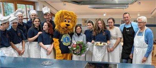 Die Öfen eingeheizt haben die Mitglieder des Rosenheimer Lions Clubs und die Schüler der Feinschmecker AG der Johann-Rieder-Realschule.Foto Lions Club