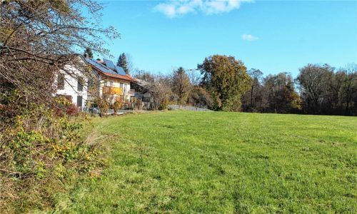 Die Seniorenwohnanlage mit betreuten Wohngemeinschaften und Tagescafé kann hier an der Max-Josef-Straße gebaut werden. Der Gemeinderat schuf jetzt die rechtlichen Voraussetzungen.Foto Hadersbeck