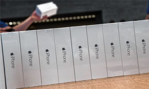 Die Smartphone-Diebe gingen immer mit demselben Trick vor: Sie tauschten in einem unbeachteten Moment die iPhones gegen Attrappen aus. Foto dpa