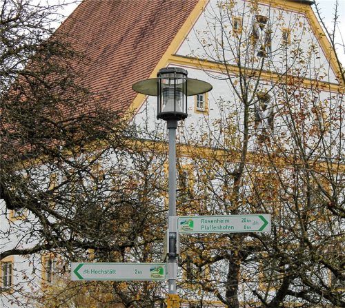 Die Straßenbeleuchtung vor dem Schechener Rathaus: Bald sollen alle Laternen im Gemeindegebiet durch LED-Lampen ersetzt werden. Foto Heinz