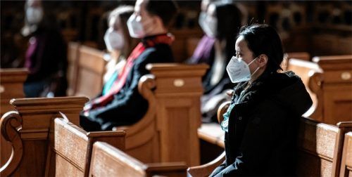 Die Teilnahme an bestimmten Gottesdiensten ist nur noch mit 3G-Regeln zulässig. Foto picture alliance/dpa | Fabian Sommer