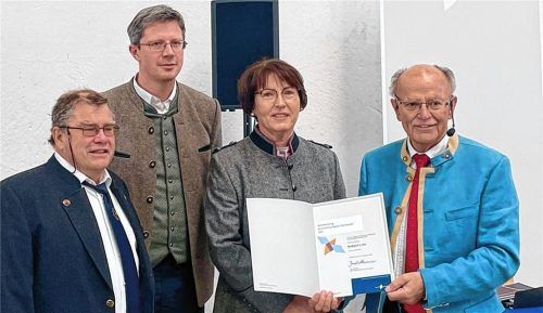 Die Übergabe der Urkunde im Agrarbildungszentrum Landsberg am Lech: (von links) Arno Bruder, Fachberater für Imkerei des Bezirks Oberbayern, Michael Anderl, Imker des Obst- und Gartenbauvereins Nußdorf, Vereinsvorsitzende Maria Liegl und Josef Mederer, Bezirkstagspräsident von Oberbayern. Foto privat