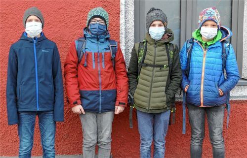 Diese vier Buben,elf bis 13 Jahre alt und Schüler an der staatlichen Brannenburger Realschule, wurden wegen ihrer OP-Masken aus dem Zug geworfen. Foto Hoffmann