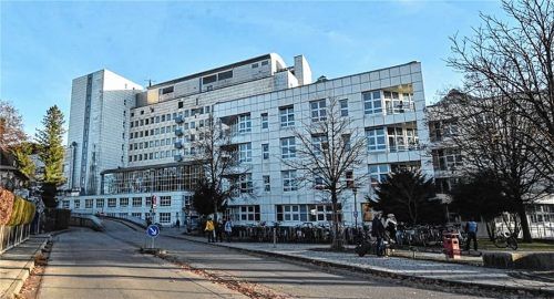 Draußen vor der Tür: Als Ungeimpfte mit Symptomen sei sie nicht ins Romed-Klinikum eingelassen worden, sagt eine Frau. Foto Re