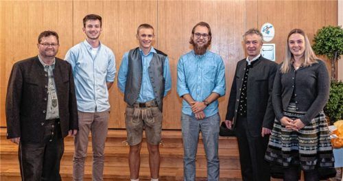 Drei der Besten dieses Jahrgangs (von links) mit Innungsobermeister Martin Kaffl: Lukas Steiner, Elektro Schnitzenbaumer, Feldkirchen-Westerham; Simon Schmidt, Josef Kramlinger, Steinhöring, und Davin Kohlstedt, Sporer GmbH, Rosenheim. Stolz auf den Nachwuchs ist Lehrlingswart Lenz Zunhammer, der dieses Amt an Julia Hartinger übergab.Foto thomae