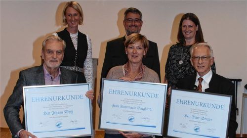 Drei Ehrenmitglieder des Christlichen Sozialwerks: Für besondere Verdienste wurden (erste Reihe von links) Johann Weiß (17 Jahre Verwaltungsrat), Annemarie Burghardt (langjährige Schriftführerin) und Peter Drexler (Steuerberater, rechtlicher Begleiter des CSW) geehrt von Evi Faltner (Geschäftsführerin), Stefan Lederwascher (Vorsitzender) und Christine Berger (Schriftführerin, hinten von links). Foto Benkel