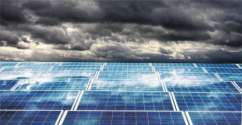 Dunkle Wolken über Solaranlagen: Unternehmensverbände warnen vor einem Markteinbruch bei Privathaushalten. Foto Ai825 / Panthermedia