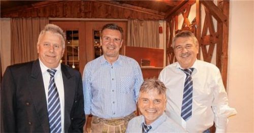 egg asv-jhv elk

Die alte und neue Vorstandsschaft des ASV (von li): 1. Vorsitzender Günther Hekele, Kassier Harry Hennig, 3. Vorsitzender und Schriftführer Josef Höck und 2. Vorsitzender Gerhard Eder