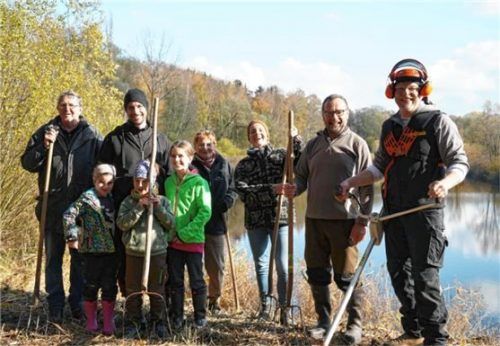 Ehrenamtliche Helfer des Bund Naturschutz mähen das Tonwerkgelände aus. Foto Hauser, Bund Naturschutz