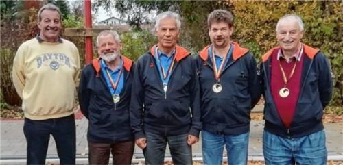 Ehrung der Sieger: (von links) Abteilungsleiter Bernd Schulz mit dem Gewinner-Team, Hans Bachmeier, Wolfgang Hörfurter, Mathias Hörfurter und Karl Reif senior. Foto re