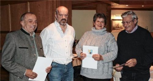 Ehrung für 50 Jahre Vereinszugehörigkeit: (von links) Hans Eder erhält eine Urkunde von Vorsitzendem Markus Mädler. Auch Sabine Plank und Leonhard Wimmer wurden geehrt.Foto Ammelburger