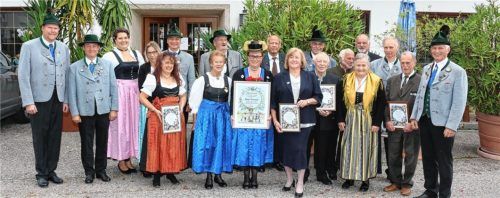 Ehrungen für langjährige Mitgliedschaften: (von links) Zweiter Vorsitzender Ludwig Estner, stellvertretender Vorsitzender des Bayerischen Trachtenverbandes Christian Kammerbauer, Vertreterin der Bayerischen Trachtenjugend Elfi Graß, Elke Hamberger, Maria Gartner, Sebastian Mayer, Irene Vodermair, Dieter Conrad, Anna Leutner, Thomas Lippisch, Annemarie Conrad, Josef Plank, Hans Fischer, Josef Linner, Regine Tuschewitzki, Helmut Lackner, Georg Hundhammer, Hans Riedl und Vorsitzender Sigi Hundhammer.Foto re