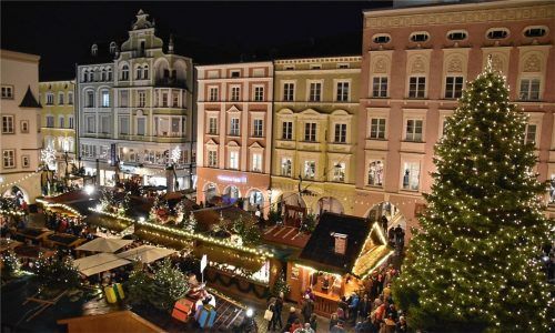 Ein Bild aus besseren Zeiten: Lange haben die Schausteller und Bürger gehofft, dass es heuer einen Christkindlmarkt geben wird – ohne Erfolg. Am Mittwoch hat die Stadt die Veranstaltung abgesagt. Foto Schlecker