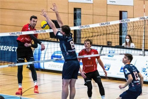 Ein Bild aus dem vergangenen Jahr: Flo Gschwendtner blockt Dresdens Zwei-Meter-Mann Christian Heymann. Dresdens Außenangreifer Martin Kross und Mühldorfs Fritz Vähning (rechts) schauen zu. Foto Fabian Bartsch