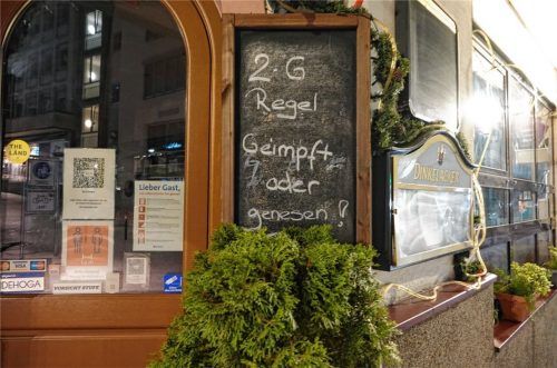 Ein Hinweisschild an einem Restaurant weist auf die 2G-Regel hin. Foto dpa-Bildfunk