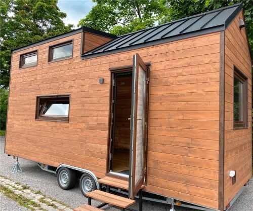 Ein Muster-Tiny-Haus steht bereits an der Medical Park Klinik Reithofpark. In den nächsten Wochen werden weitere gebaut. Sie sind für Mitarbeiter als Zuhause auf Zeit gedacht, bis sie eine Wohnung gefunden haben. Foto Ganser