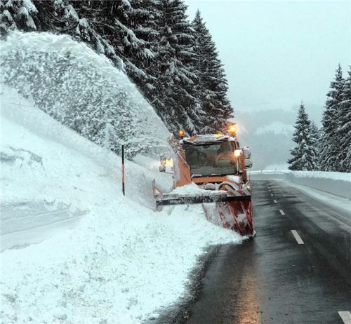 Ein Räumfahrzeug schiebt den Schnee von der Fahrbahn.Foto Staatliches Bauamt Rosenheim