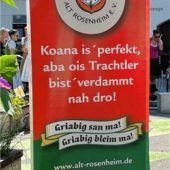 <p>Ein Verein mit Humor: Das Banner des Trachtenvereins.</p>