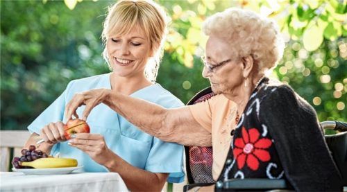 Eine Einkaufshilfe oder Essen auf Rädern sind leicht umzusetzende Maßnahmen, mit denen Senioren im Alltag geholfen werden kann.