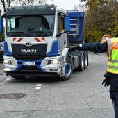 <p>Einmal rechts ranfahren bitte: Die Rosenheimer Polizei hat gestern Vormittag kontrolliert, ob sich die Lkw-Fahrer beim rechts abbiegen an die Schrittgeschwindigkeit halten. Fotos Schlecker</p>