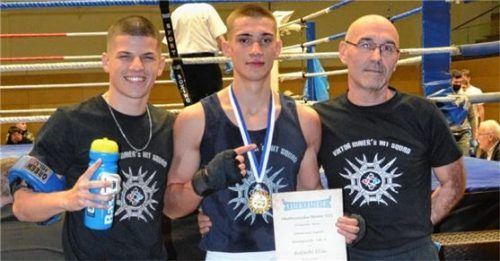 Elias Rotherbl (Mitte) holte sich den oberbayerischen Meistertitel in der Altersklasse U18. Rechts Trainer Viktor Maier. Fotos Privat
