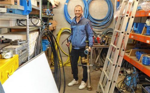 Er weiß genau, wo welches Teil liegt: Wassermeister Dominik Oswald im Lager des Wasserwerks. Foto Riediger