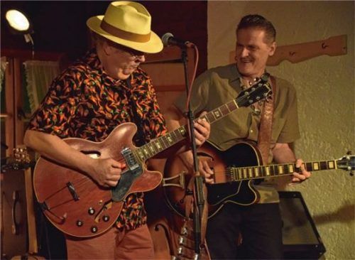 Erik Trauner (links) und Siggi Fassl erinnern voller Hingabe an die Anfangszeit der Musikbühne. Foto Welte